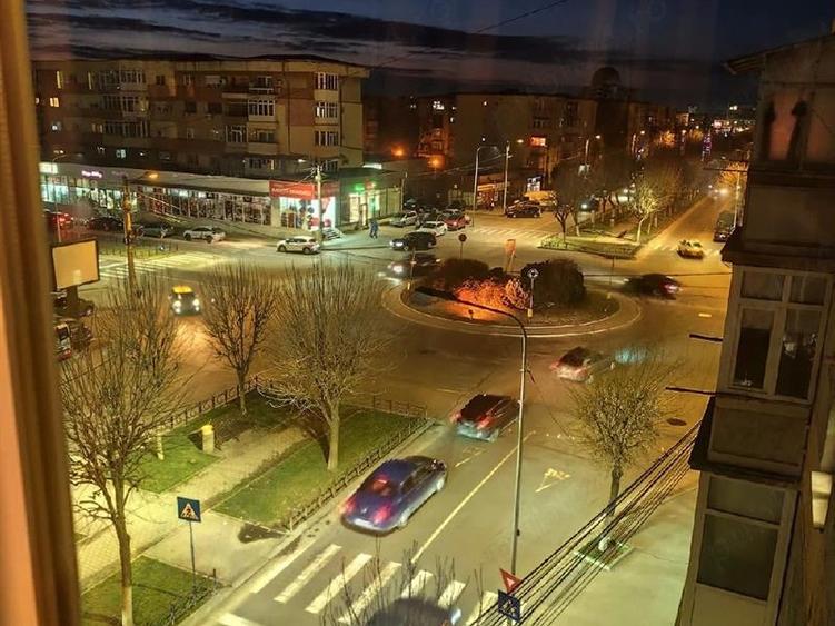 Apartament cu 2 camere semidecomandat în Craiovița Nouă