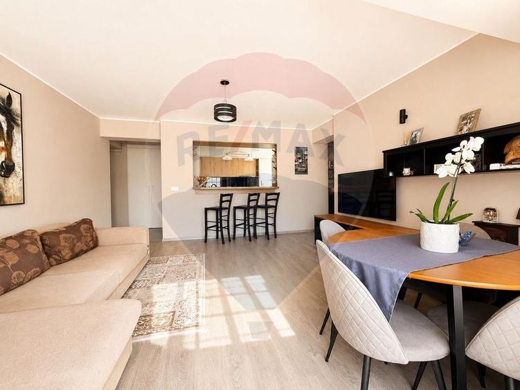Apartament cu 3 camere decomandat, mobilat în Central