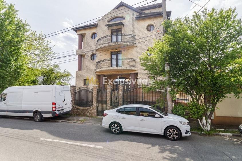 Casă individuală cu 7 camere cu Canalizare în Colentina