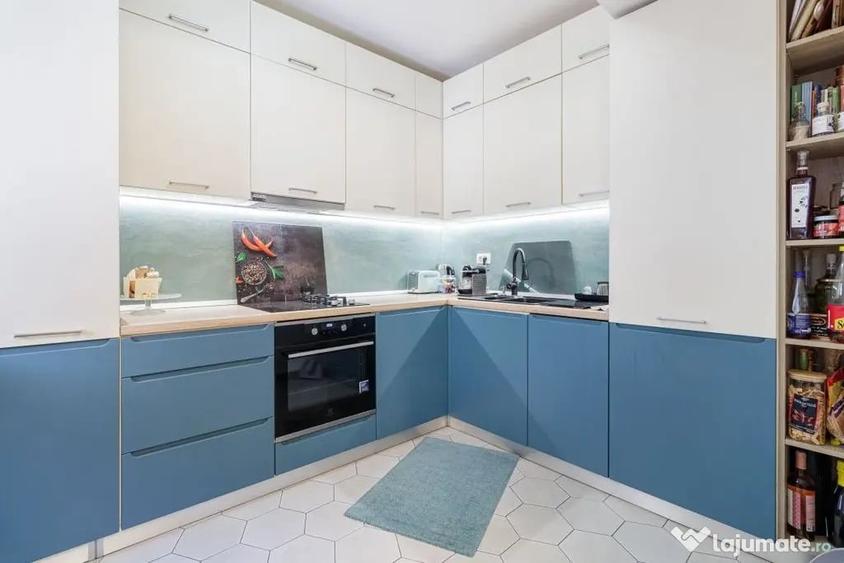 Apartament cu 4 camere semidecomandat în Tineretului