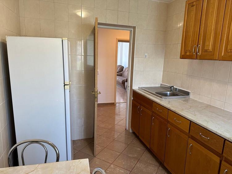 Apartament cu 3 camere decomandat, mobilat în Decebal