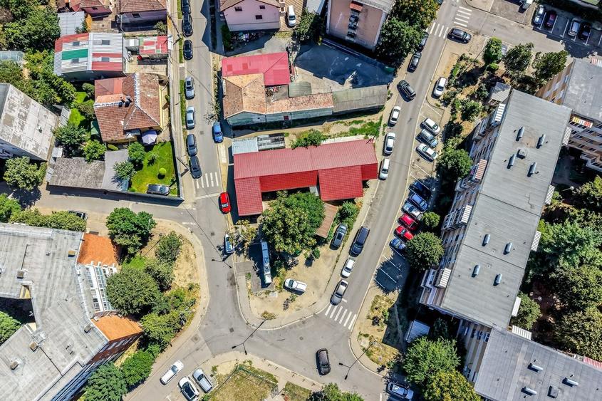 Casă individuală cu 8 camere cu Canalizare în Aurel Vlaicu