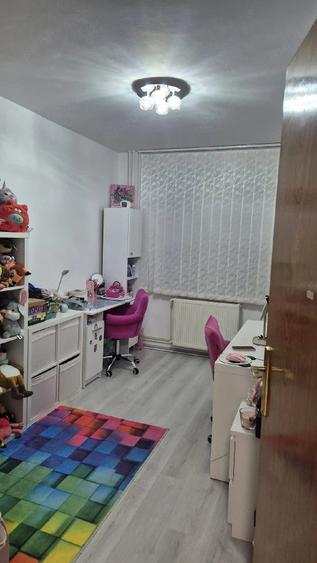 Apartament cu 4 camere decomandat în Crângași