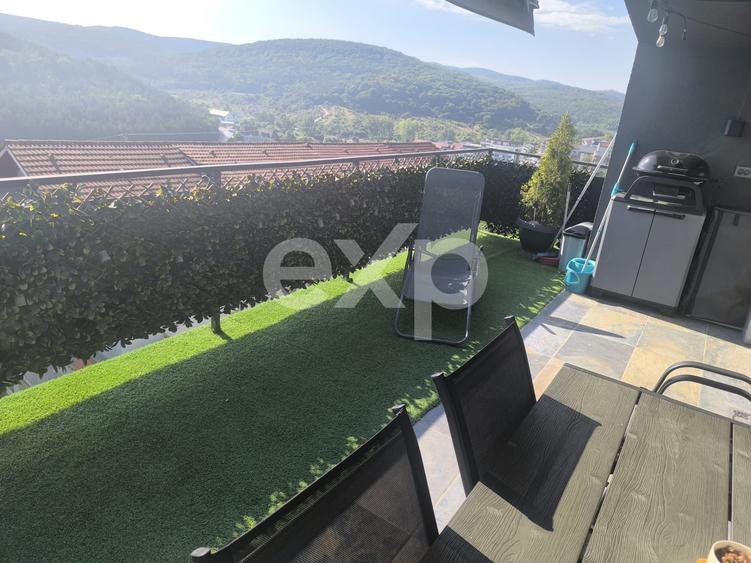 Apartament cu 2 camere semidecomandat, mobilat în Florești