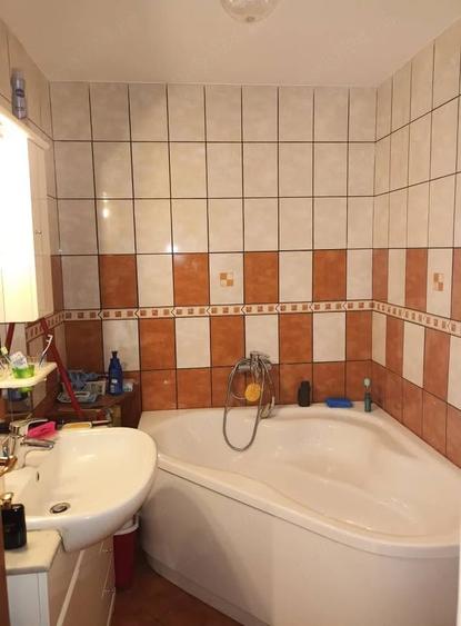 Apartament cu 3 camere decomandat în Sâmbăta de Sus
