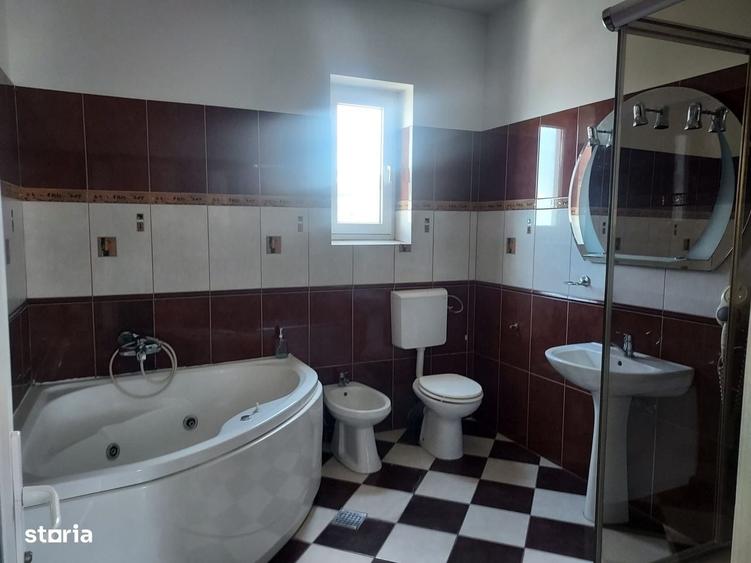 Casă cu 4 camere decomandat în Central