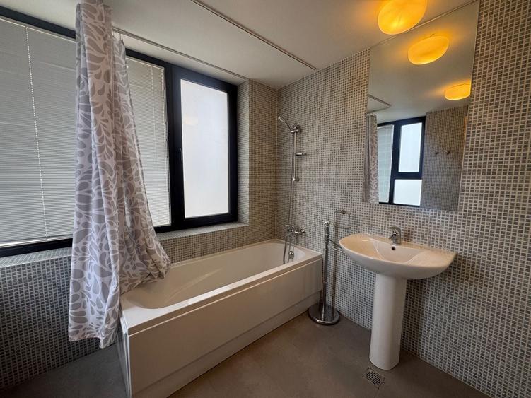 Apartament cu 3 camere semidecomandat, mobilat în Băneasa