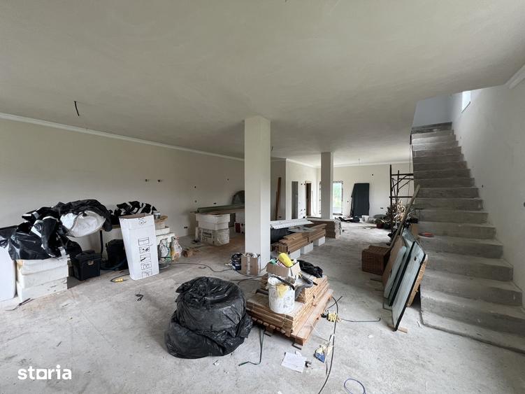 Casă cu 5 camere cu Teren 1000 Mp în Păulești