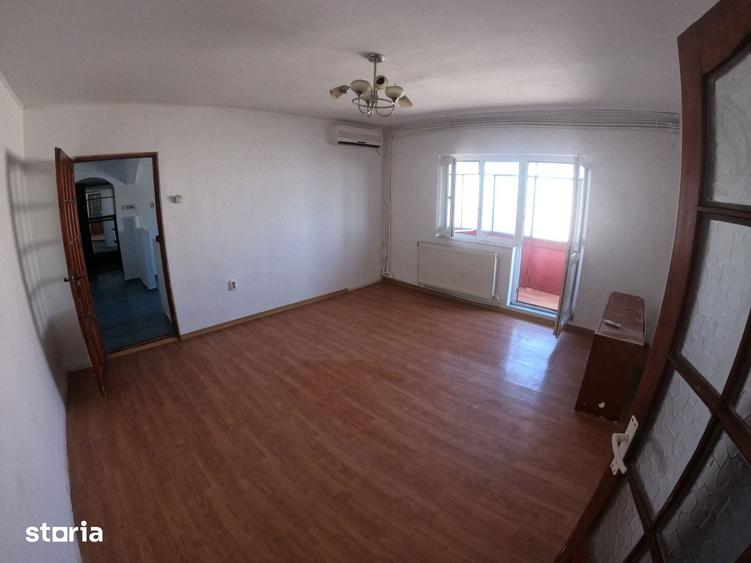 Apartament cu 3 camere semidecomandat în Tineretului
