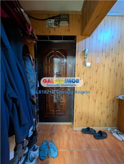 Apartament cu 3 camere semidecomandat în Berceni