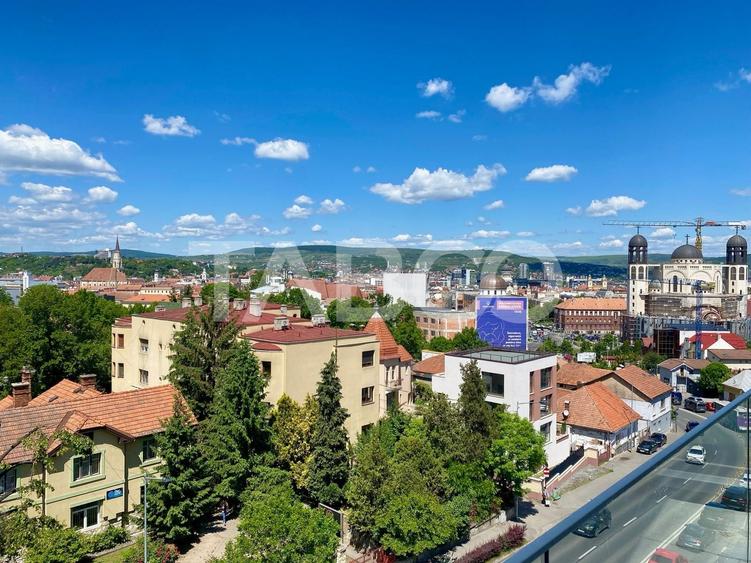 Penthouse cu 3 camere semidecomandat în Central