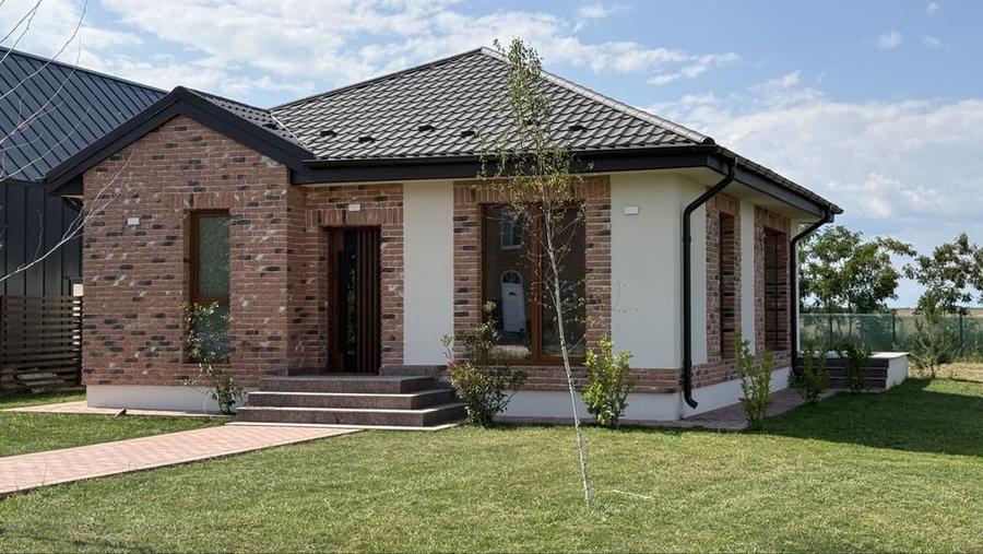 Casă cu 4 camere în Ostratu