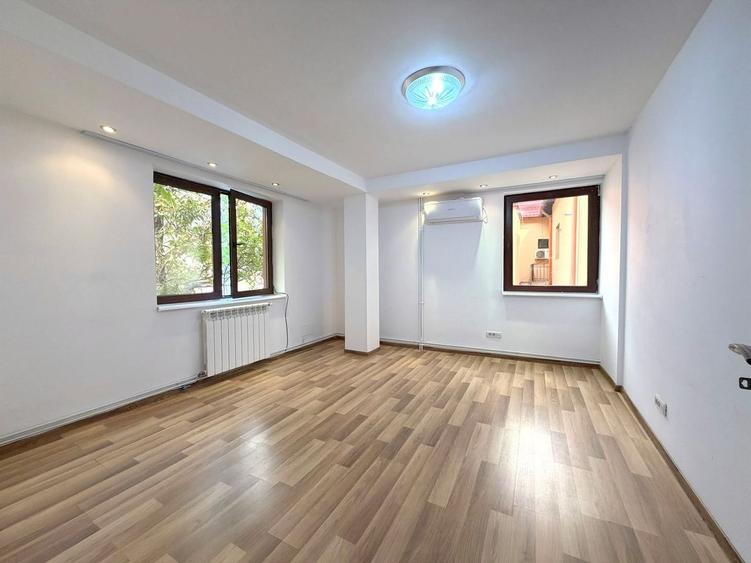 Casă individuală cu 5 camere cu Canalizare în Banu Manta