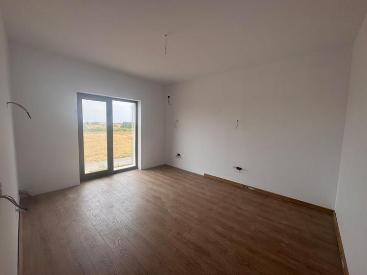 Duplex cu 4 camere cu Canalizare în Moșnița Nouă