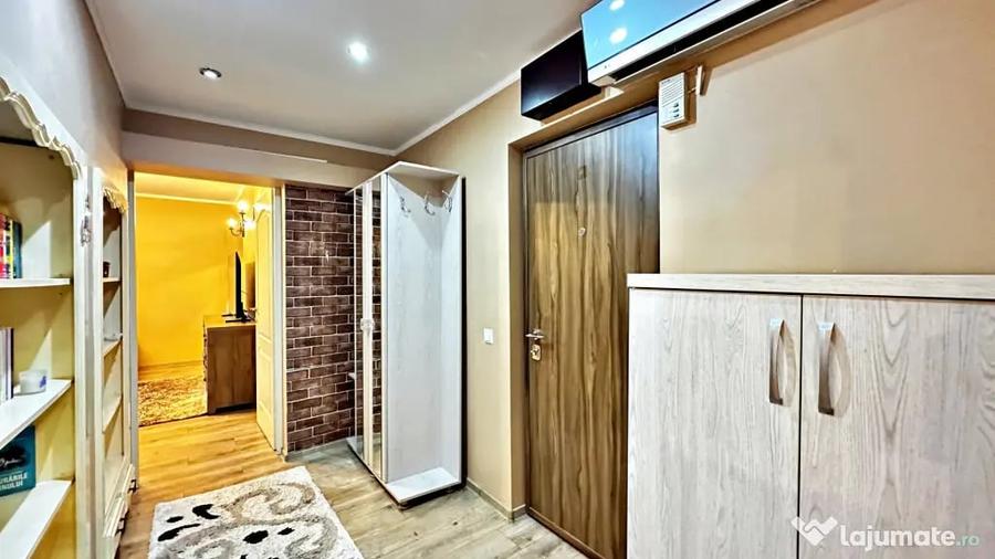 Apartament cu 3 camere decomandat în Far
