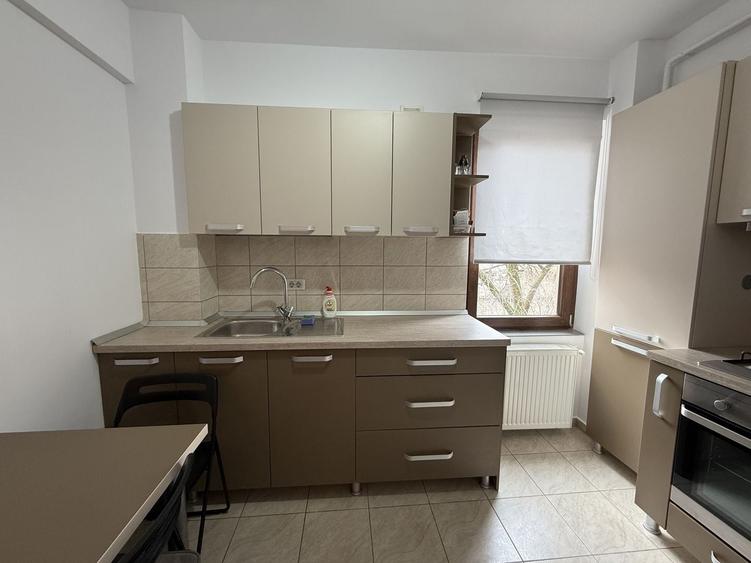 Apartament cu 2 camere semidecomandat, mobilat în Central