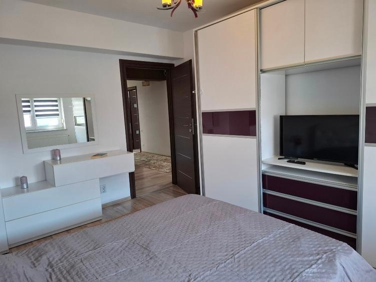 Apartament cu 3 camere decomandat în Calea București
