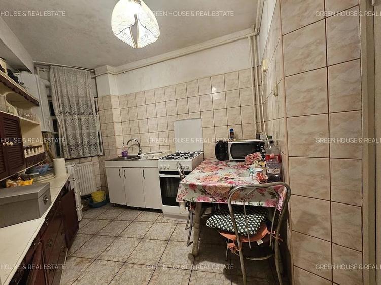 Apartament cu 4 camere decomandat în Central