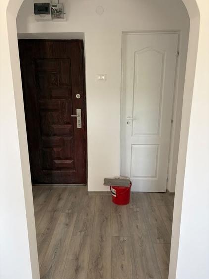Apartament cu 3 camere decomandat în Cârjoaia