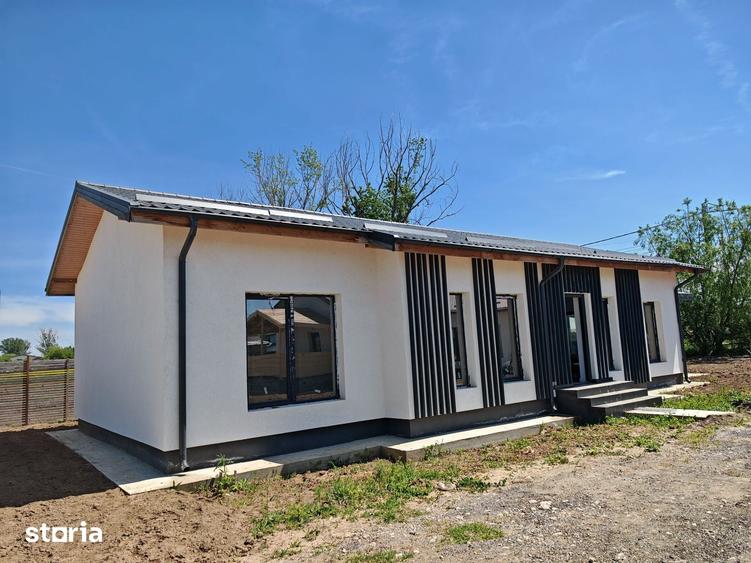 Casă cu 3 camere semidecomandat cu Teren 515 Mp în Domnești