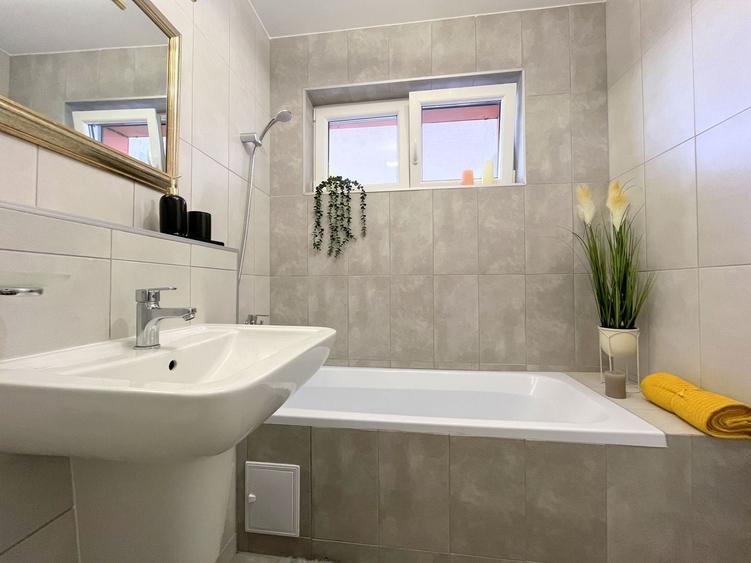 Penthouse cu 2 camere decomandat, mobilat în Lipovei