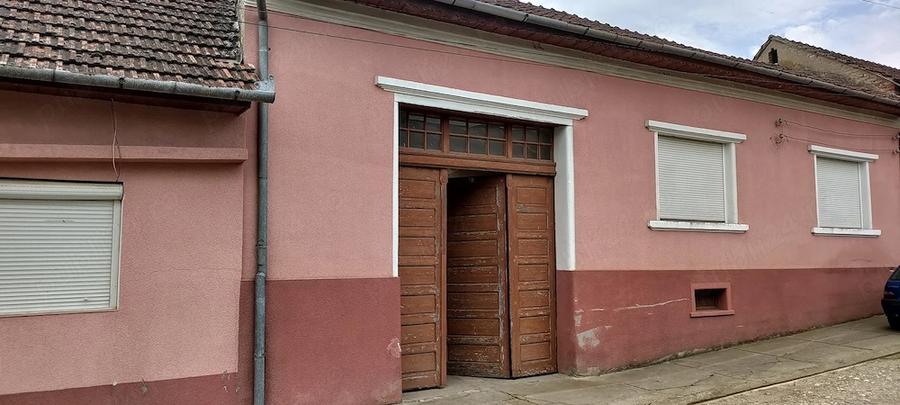 Casă cu 6 camere cu Canalizare în Lăpușnicu Mare