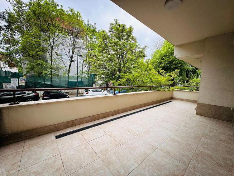Apartament cu 4 camere semidecomandat în Dorobanți