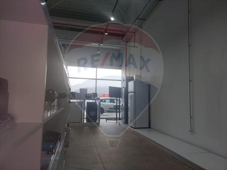 Spațiu comercial, de 89.690002441406 mp, în Nord