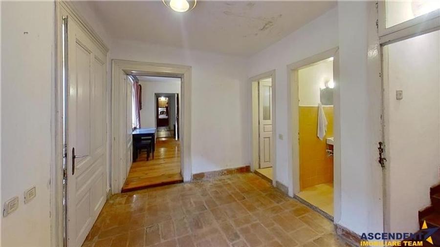 Casă individuală cu 10 camere cu Canalizare în Exterior Est