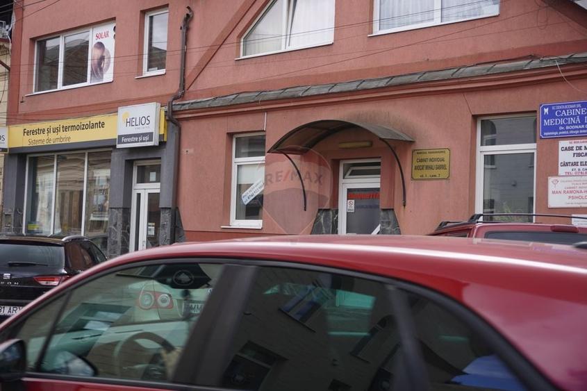 Spațiu comercial, de 23.700000762939 mp, în Central