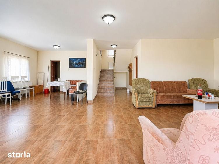 Casă cu 7 camere cu Teren 1000 Mp în Central