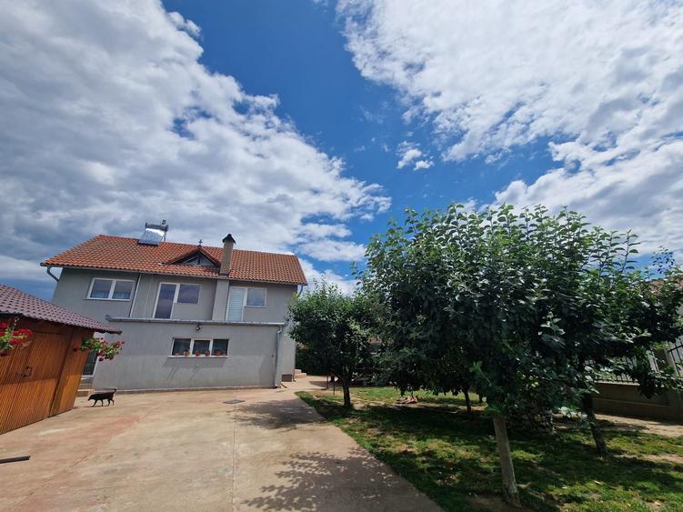 Casă cu 4 camere în Petrești