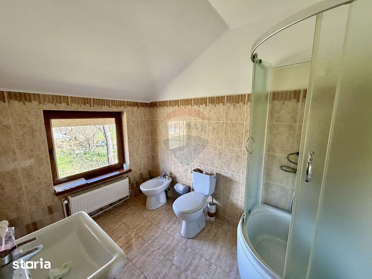 Casă cu 5 camere cu Teren 3400 Mp în Garoafa