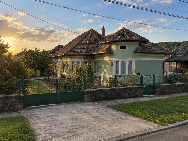 Casă individuală cu 3 camere cu Canalizare în Central