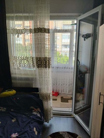 Apartament cu 3 camere semidecomandat în Craiovița Nouă