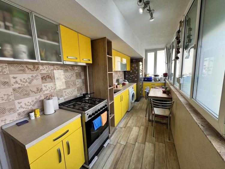 Apartament cu 3 camere decomandat, mobilat în Rovine