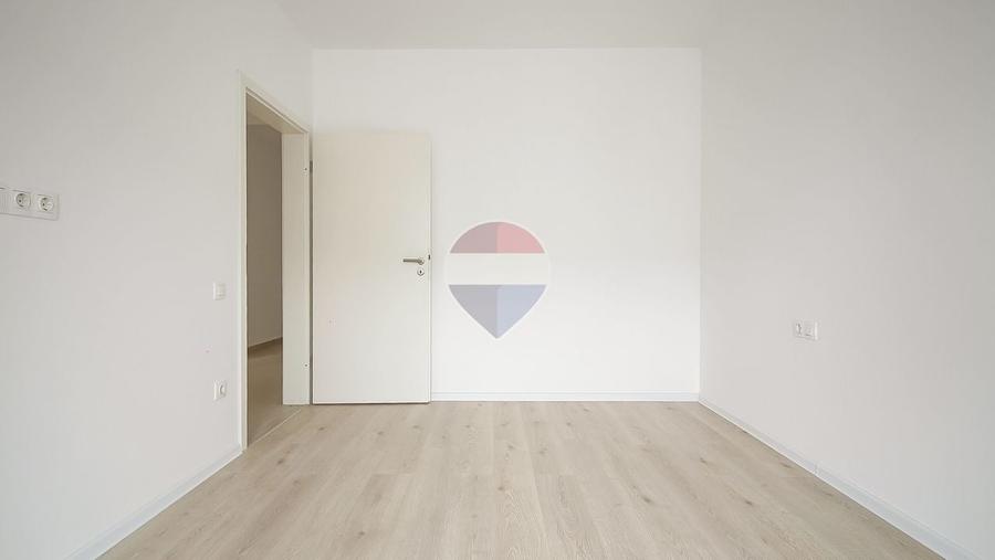Apartament cu 3 camere decomandat în Tractorul