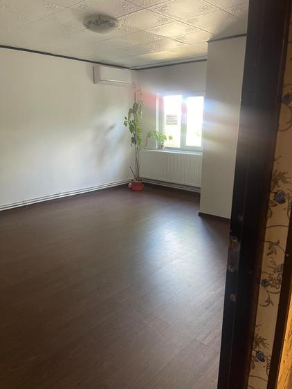Apartament cu 4 camere decomandat în 1 Decembrie