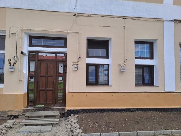 Apartament cu 3 camere decomandat în Colonia Bod