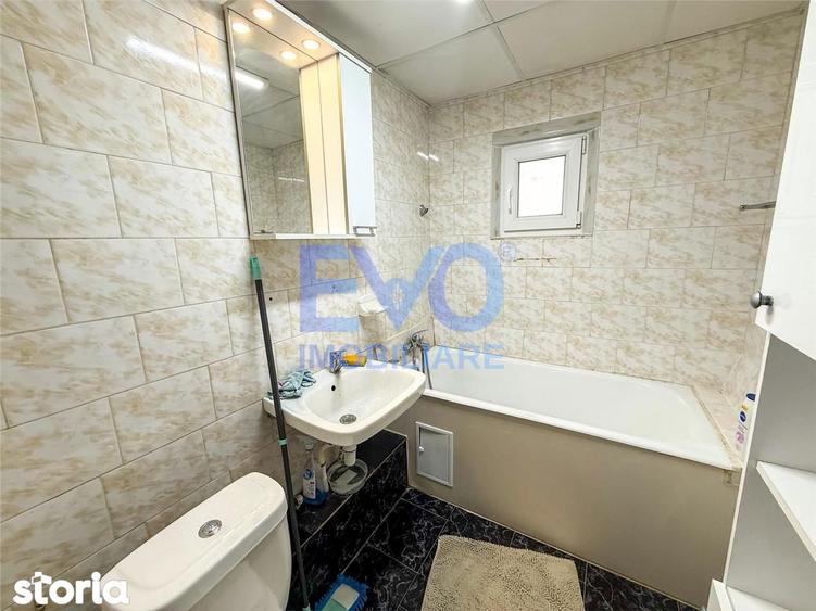 Apartament cu 3 camere decomandat în Nicolina