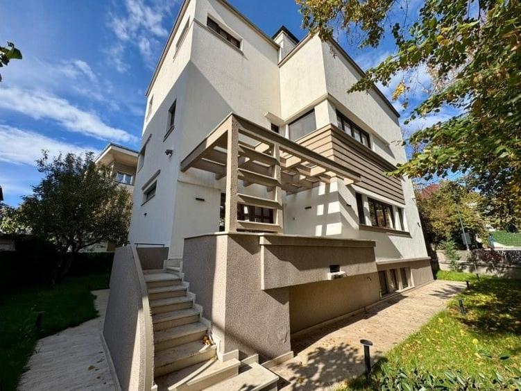 Casă cu 10 camere cu Garaj în Primăverii