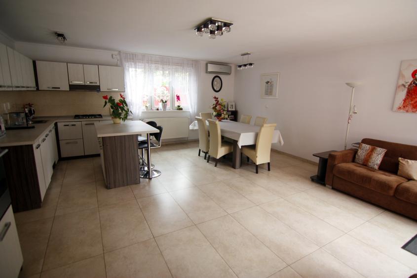 Casă individuală cu 5 camere cu Canalizare în Ultracentral