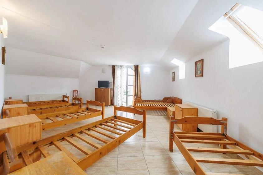 Casă cu 9 camere cu Teren 224 Mp în Găvana