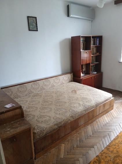 Apartament cu 3 camere semidecomandat în Calea București