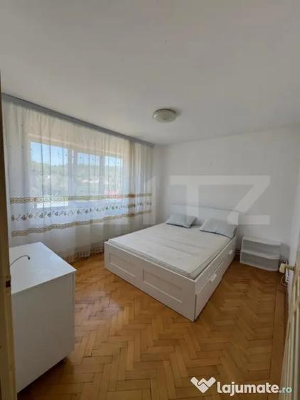 Apartament cu 3 camere semidecomandat, mobilat în Central