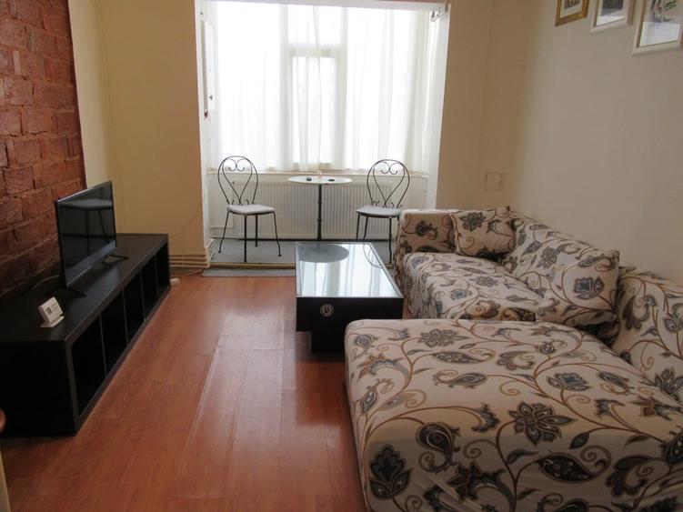 Apartament cu 2 camere semidecomandat, mobilat în P-ța Romană
