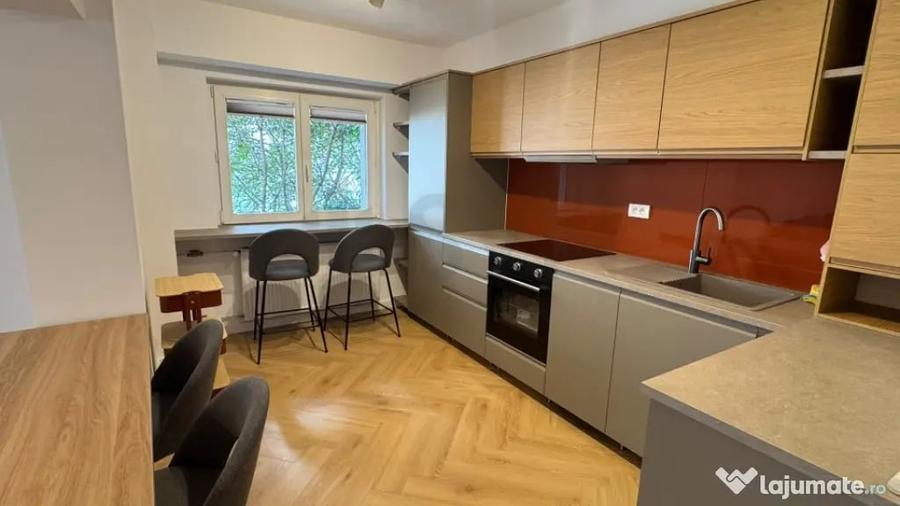 Apartament cu 3 camere decomandat în Victoriei