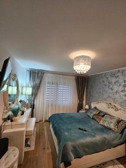 Apartament cu 4 camere decomandat în Est