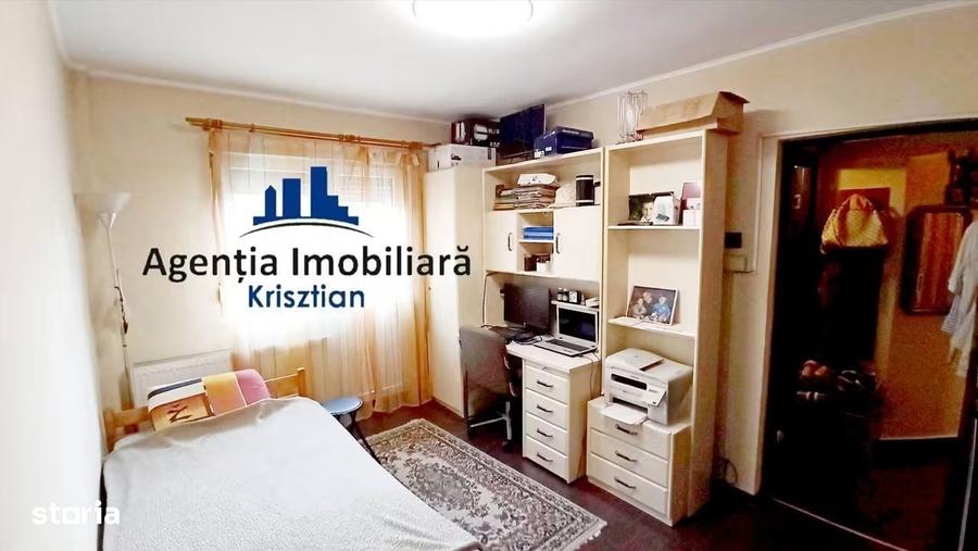 Apartament cu 3 camere semidecomandat în Micro 16