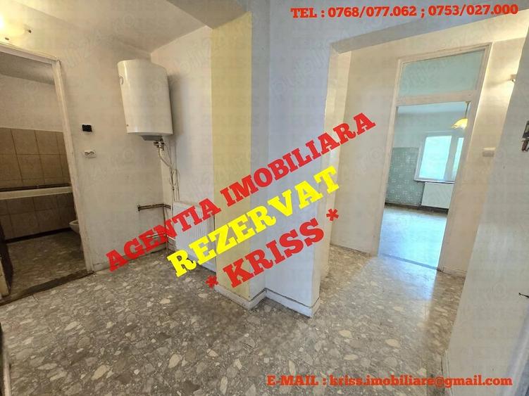 Apartament cu 3 camere decomandat în Teilor